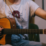 como trocar as cordas do violão