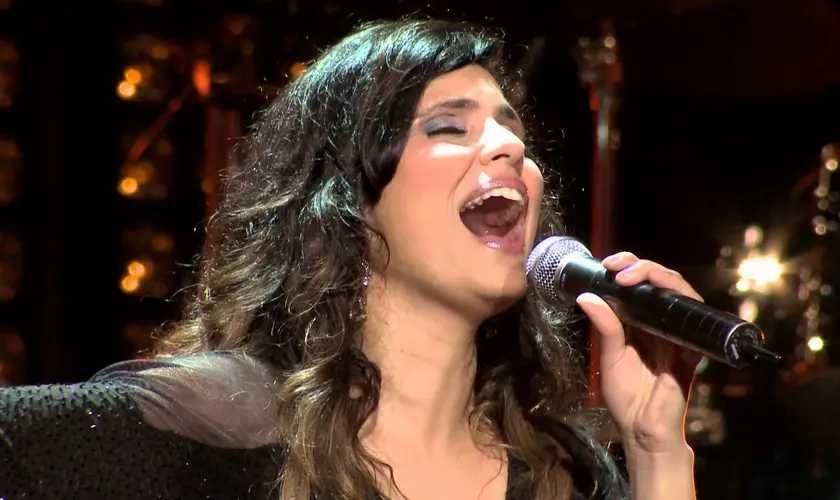 Aline Barros cantando em show