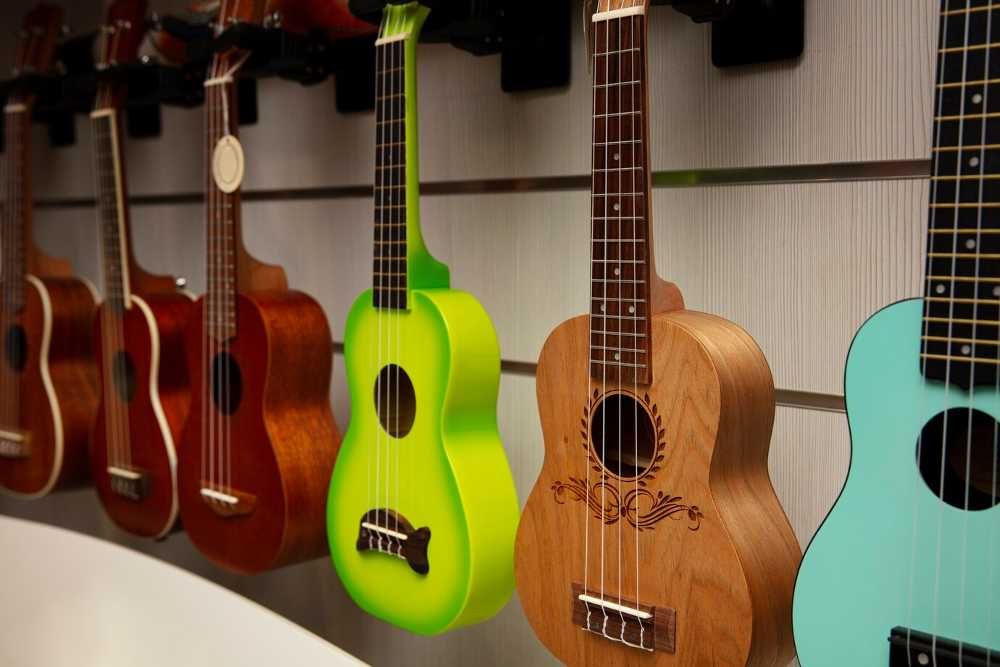 Vários ukuleles em uma loja de instrumentos