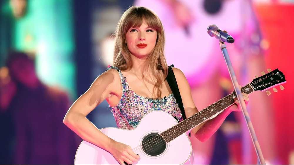 Taylor Swift tocando violão em show
