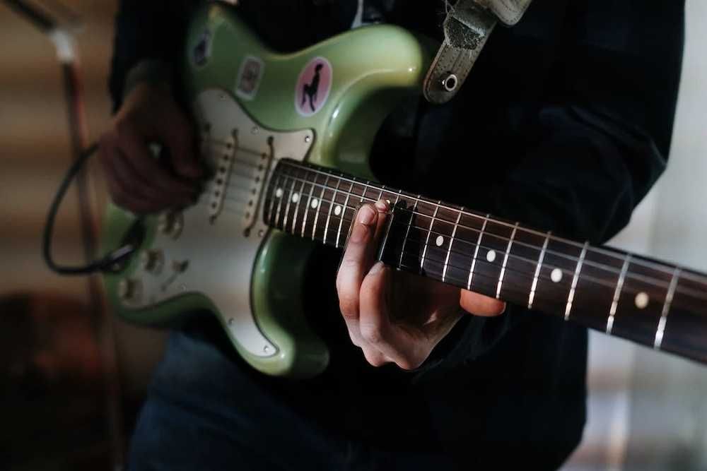 Guitarrista tocando com a ferramenta slide