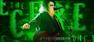 En la imagen el cantante de la banda The Cure se presenta en vivo