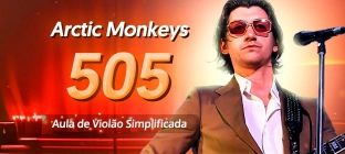 O cantor de rock Alex Turner toca guitarra. Texto na imagem: Arctic Monkeys. 505. Aula de violão simplificada.