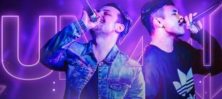 En la imagen el grupo Um44K se presenta en vivo