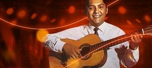 En la imagen el cantante Julio Jaramillo se presenta en vivo