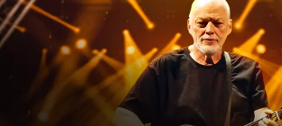Na imagem, David Gilmour toca violão.