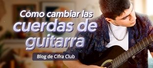 Una persona cambiando las cuerdas de la guitarra. Blog de Cifra Club: Cómo cambiar las cuerdas de guitarra.
