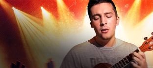 En ka imagen el cantante: Tyler Joseph. Vocalista de la banda: Twenty One Pilots