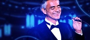 O cantor Andrea Bocelli se apresenta ao vivo no centro da imagem