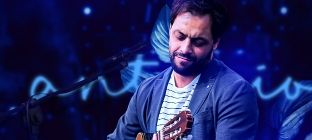 O músico Antonio Zambujo toca violão no centro da imagem