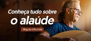 Um homem tocando um alaúde. Conheça tudo sobre o alaúde: Blog do Cifra Club.