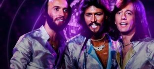 Integrantes da banda Bee Gees posam lado a lado no centro da imagem