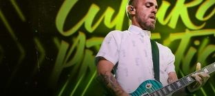 Cntor en el centro de imagen con su guitarra