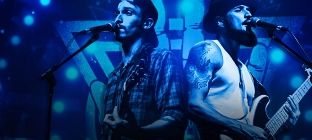 En la imagen el grupo Forfun se presenta en vivo