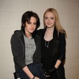 Imagen del artista Dakota Fanning And Kristen Stewart