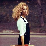 Artist image Izzy Bizu