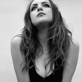 Imagem do artista Elizabeth Gillies