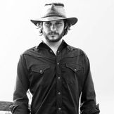 Imagen del artista Caio Corsalette e o Dollar Furado