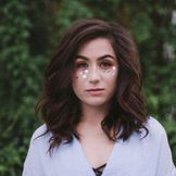 Imagem do artista Dodie Clark