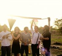 Foto de Capotes Pretos na Terra Marfim