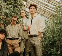 Foto de Holding Absence