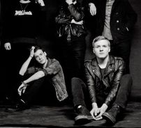 Foto de Too Close To Touch