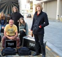 Foto de TOY (UK)