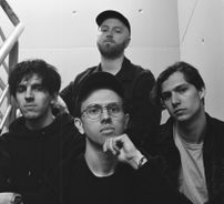 Foto de Above, Below