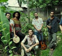 Foto de Gente Estranha No Jardim