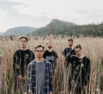 Foto de Above, Below