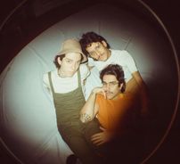 Foto de Aquino e a Orquestra Invisível