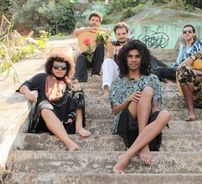 Foto de Gente Estranha No Jardim