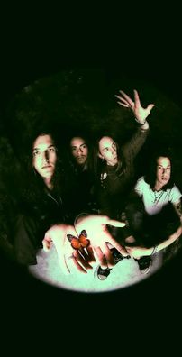 Foto de Return to Dust