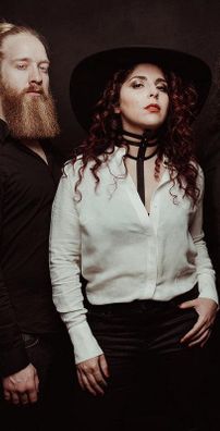 Foto de Dark Horse White Horse