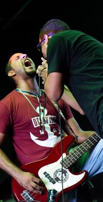 Foto de One Black Two White