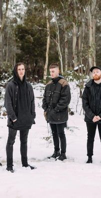 Foto de Above, Below