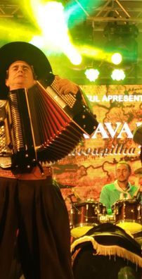 Foto de Volmir Dutra e Criado Em Galpão