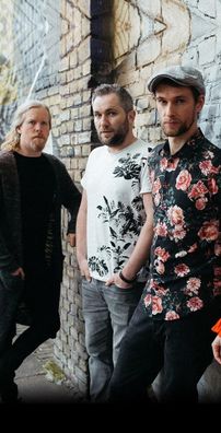 Foto de Walking On Cars