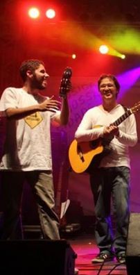 Foto de Capotes Pretos na Terra Marfim