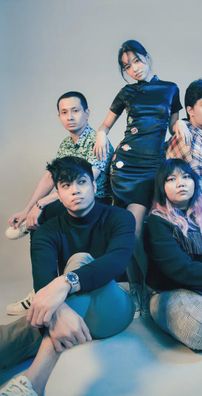 Foto de The Vowels They Orbit