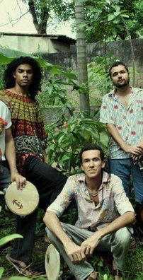 Foto de Gente Estranha No Jardim