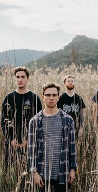 Foto de Above, Below