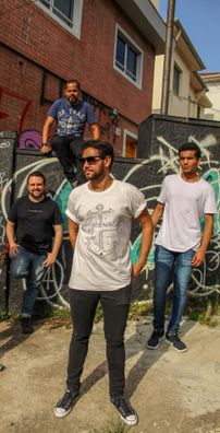 Foto de Bastilha Em Queda