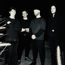 Foto de Above, Below