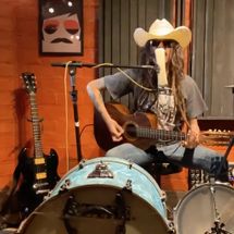 Foto de Chelo Lion And His Yellow Fingers