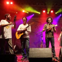 Foto de Capotes Pretos na Terra Marfim