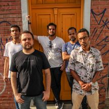 Foto de Bastilha Em Queda