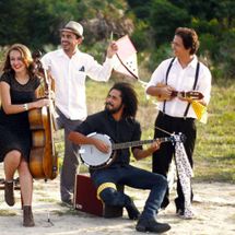 Foto de Capotes Pretos na Terra Marfim