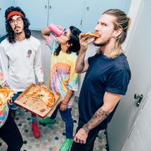 Foto de Far From Alaska