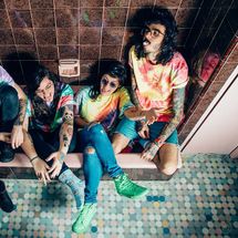 Foto de Far From Alaska